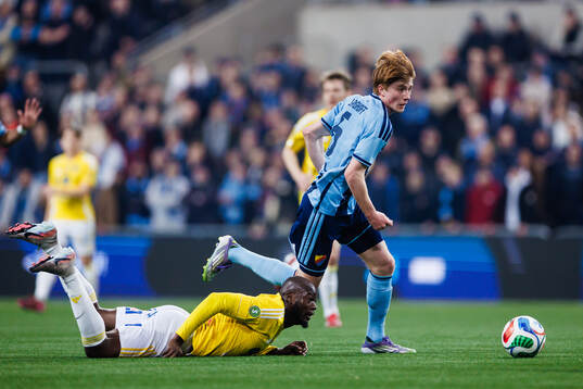 Djurgårdens Peter Langhoff och Falkenbergs Lassina Sangaré