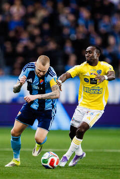 Djurgårdens Adam Ståhl och Falkenbergs Wanbe Godwin Aguda