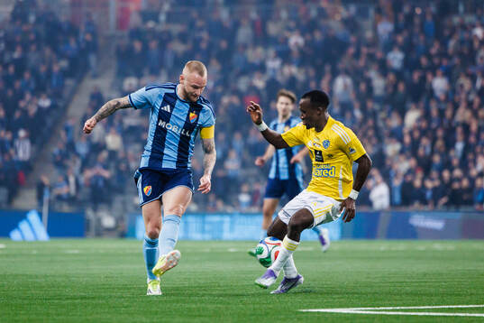 Djurgårdens Adam Ståhl och Falkenbergs Wanbe Godwin Aguda