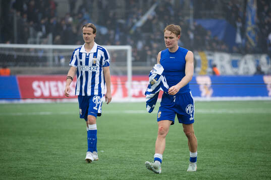 IFK Göteborgs August Erlingmark och Max Fenger deppar