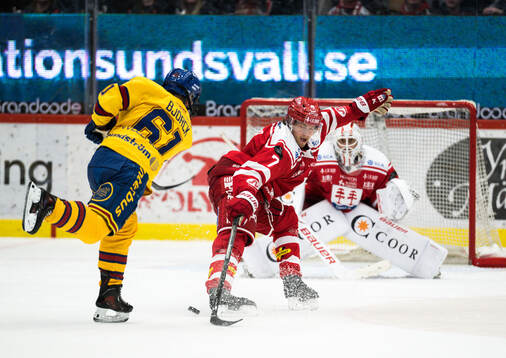 Djurgårdens Viggo Björck och Timrås Marcus Hardegård