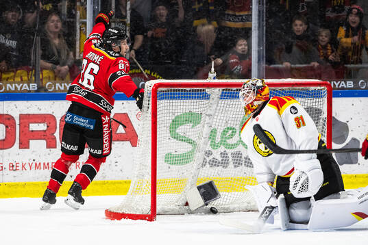 Luleås Mathias Bromé jublar och Brynäs målvakt Erik