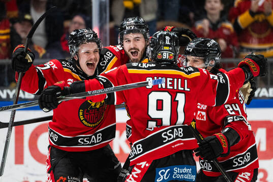 Luleås Oskari Laaksonen och Ben Tardif jublar
