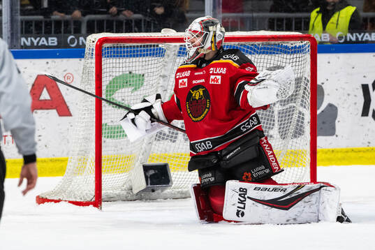Luleås målvakt Matteus Ward reagerar