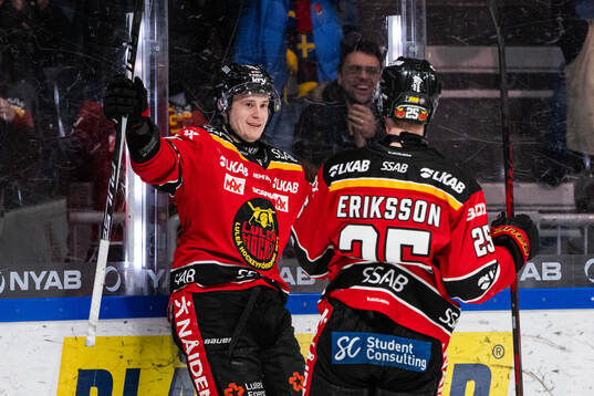 Luleås Pontus Andreasson och Filip Eriksson jublar