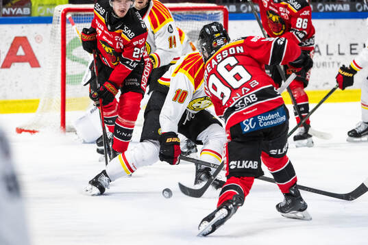 Luleås Pontus Andreasson skjuter