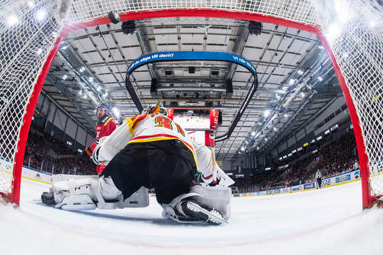 Luleås Ben Tardif gör 4-3 bakom Brynäs målvakt Erik