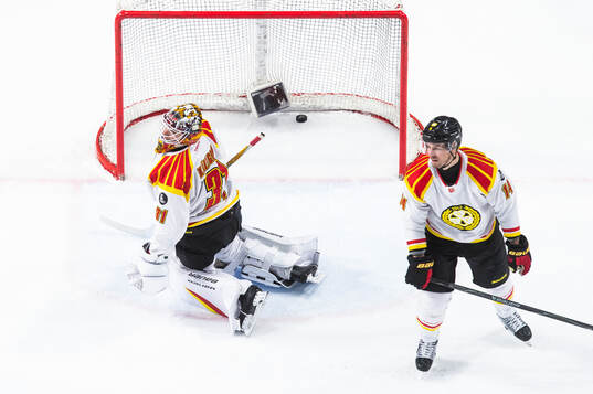 Brynäs målvakt Erik Källgren och Robert Hägg deppar