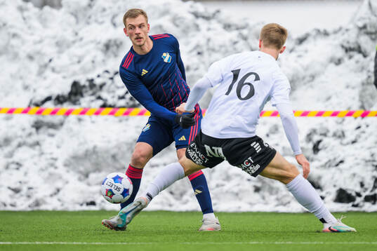 Östers IFs Dennis Olsson och Örebros Hampus Söderström
