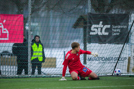 Örebros målvakt Jakub Ojrzynski ser bollen gå i mål