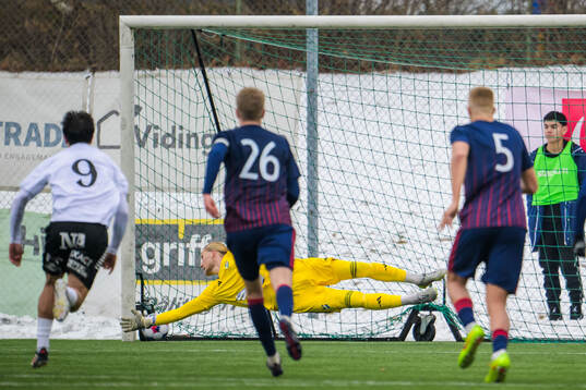 Örebros Antonio Yakoub för 2-1 på straff