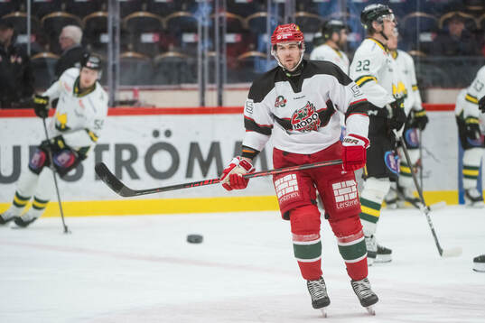 Modos August Berg innan ishockeymatchen i Hockeyallsvenskan