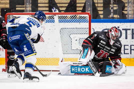 Leksands Andro Kaderli och Örebros målvakt Jhonas Enroth