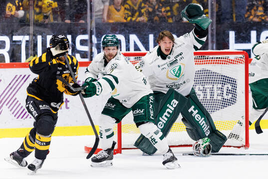 Färjestads målvakt Emil Larmi tappar hjälmen