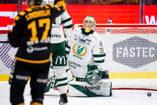 Färjestads målvakt Melker Thelin deppar