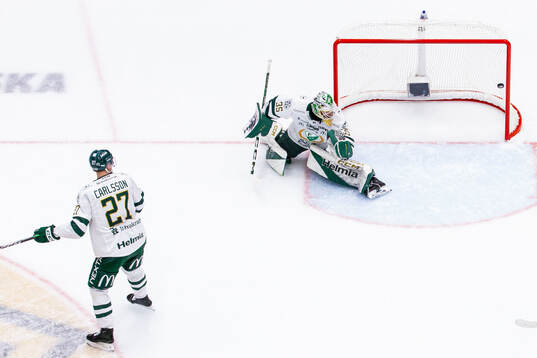 Skellefteås Pär Lindholm (ej i bild) gör 6-2 bakom