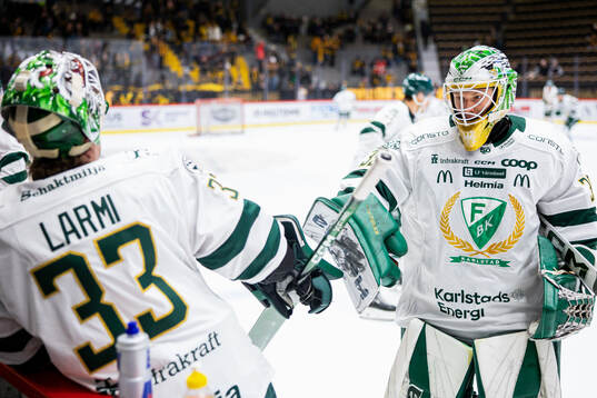Fistbump mellan Färjestads målvakt Melker Thelin och Emil