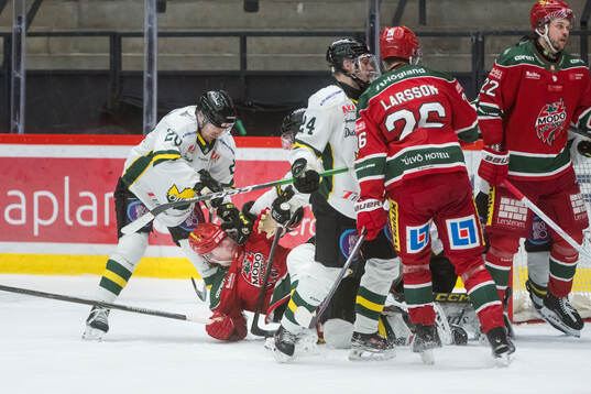 Modos Kyle Topping hamnar i fight med Östersunds Carl