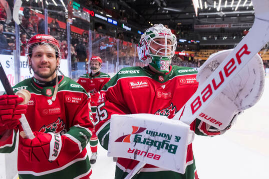 Modos Victor Berglund och målvakt Adam Werner jublar