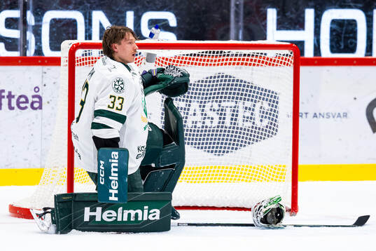 Färjestads målvakt Emil Larmi utan hjälm
