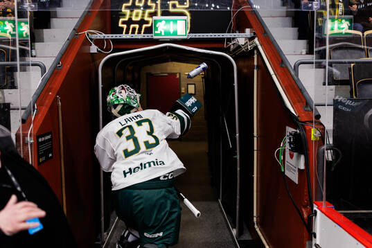Färjestads målvakt Emil Larmi reagerar