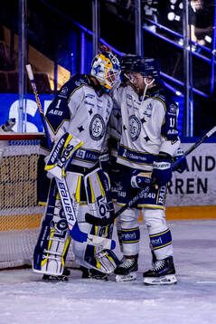Leksands målvakt Marcus Gidlöf jublar