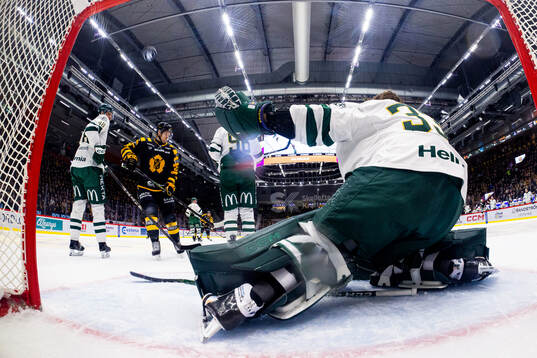 Skellefteå skjuter mot Färjestads målvakt Emil Larmi som