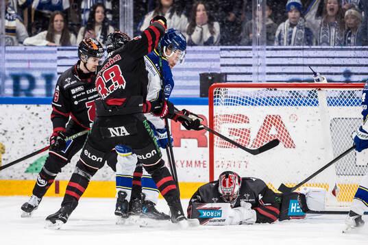 Leksands Andro Kaderli och Örebros målvakt Jhonas Enroth