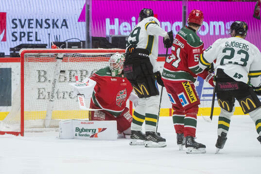 Modos målvakt Adam Werner  släpper in 0-1 målet
