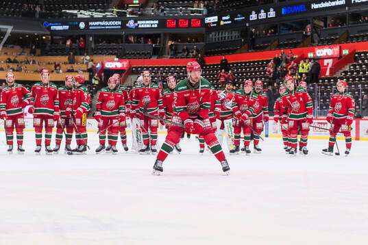 Modos David Rundblad jublar med lagkamraterna