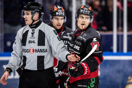 Linjedomare Christian Billing och Örebros William Wikman