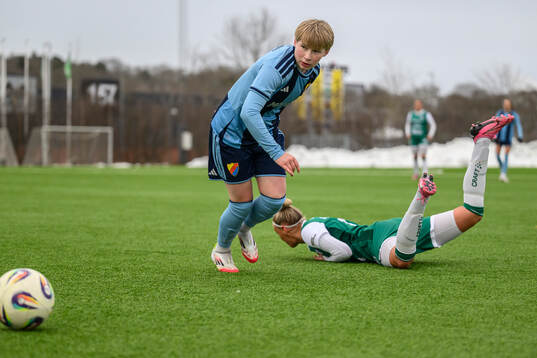 Djurgårdens Olivia Ulenius och Alingsås Maja Ragnewall