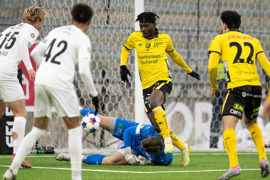 Helsingborgs målvakt Johan Brattberg och Elfsborgs Wolji