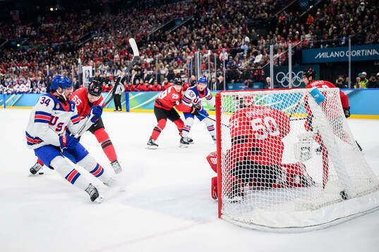Auston Matthews of USA against Colton Parayko and