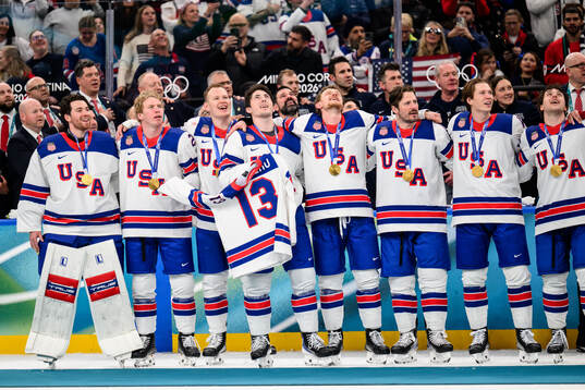 Players of USA with the shirt of Johnny Gaudreau who died