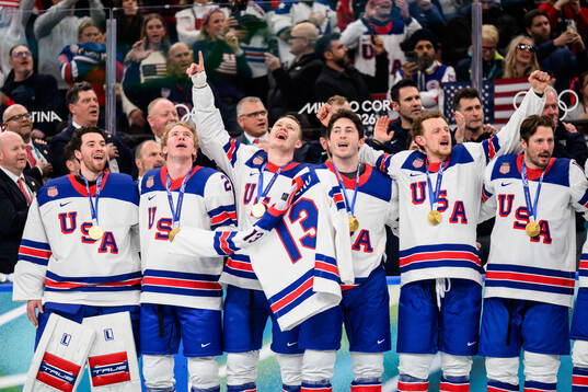 Players of USA with the shirt of Johnny Gaudreau who died