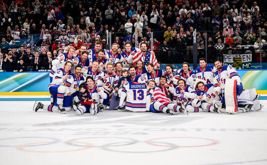 Players of USA with the shirt of Johnny Gaudreau who died