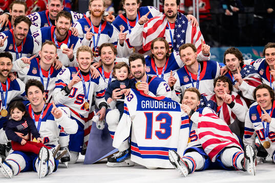 Players of USA with the shirt of Johnny Gaudreau who died