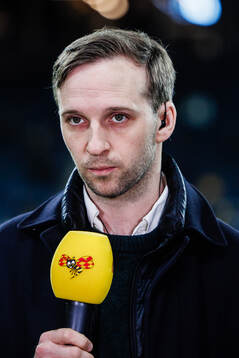 Expressens Noah Bachner i TV-studion införfotbollsmatchen