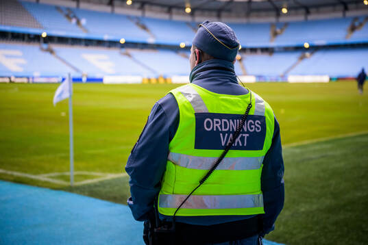 En ordningsvakt inne på Eleda Stadion