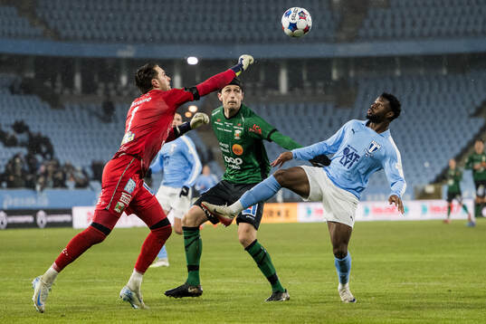 Varbergs målvakt Oscar Ekman och Malmö FFs Emmanuel Ekong