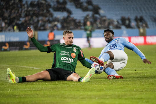 Varbergs Edvin Tellgren och Malmö FFs Emmanuel Ekong