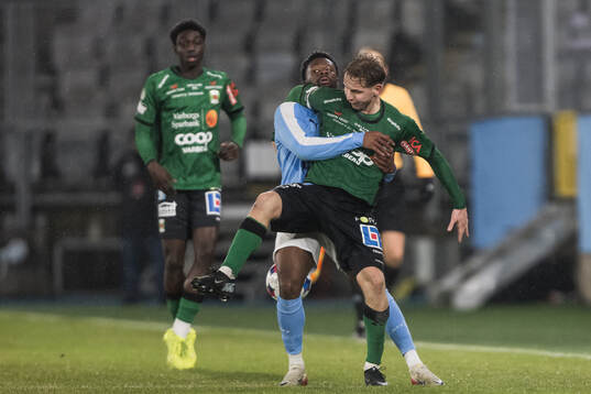 Varbergs Axel Vidjeskog och Malmö FFs Emmanuel Ekong