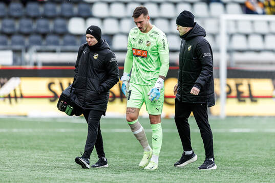Häckens målvakt Andreas Linde lämnar planen skadad