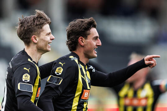 Häckens Adrian Svanbäck och Silas Andersen jublar