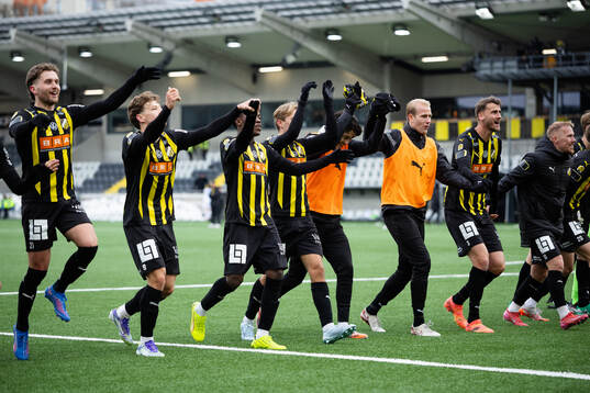 Häckens spelare jublar