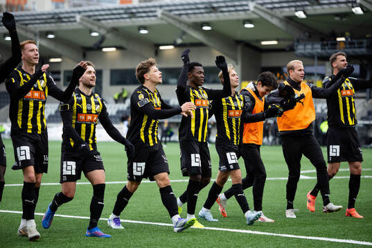 Häckens spelare jublar