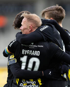 Häckens Silas Andersen jublar med lagkamrater