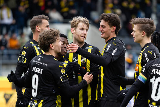 Häckens Silas Andersen jublar ihop med Gustav Lindgren,
