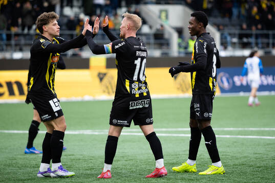 Häckens Gustav Lindgren jublar ihop med Mikkel Rygaard